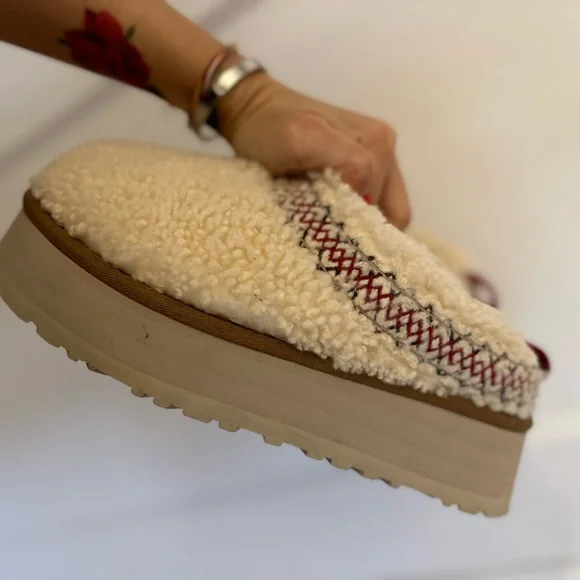 ♥️Pre-loved UGG Braid Tazz in natural slippers - women’s 6♥️ - Picture 5 of 5